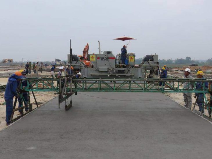 cienco4-thi-cong-san-bay-tho-xuan-bang-may-rai-chuyen-dung-sf2700-1590985779-width1004height565-1593153025-width1004height565