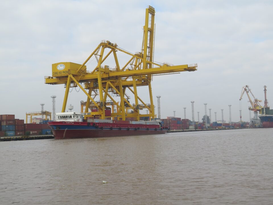 phuong-tien-thuy-cho-container-boc-do-hang-tai-cang-bien-hai-phong-1723774459648411780956-jpg